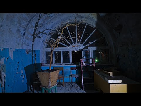 Видео: НАШЛИ ОПАСНЫЕ ХИМИКАТЫ? • Заброшенная заводская лаборатория и учебный корпус Советских времен