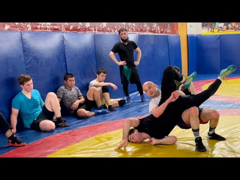 Видео: Обратный пояс – любимый бросок всех поклонников борьбы. Шамиль Османов