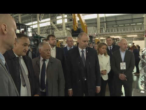 Видео: Денис Паслер поприветствовал лучших механизаторов дорожно-строительной отрасли