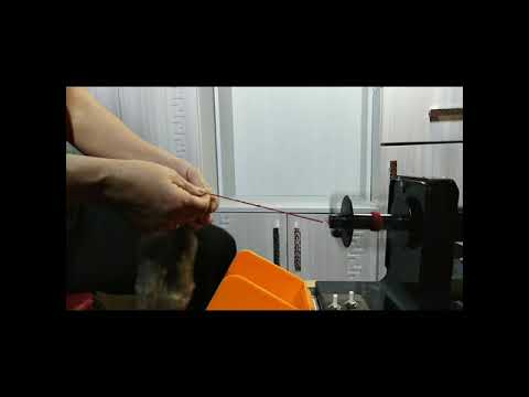 Видео: Чешем шерсть и прядём на электропрялке.