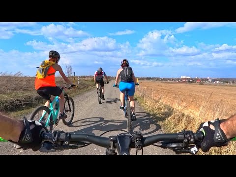 Видео: Таня провалилась в лесную лужу! ВЕЛОПОКАТУШКА 134