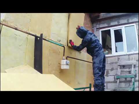 Видео: Зашиваем дом сайдингом с утеплением