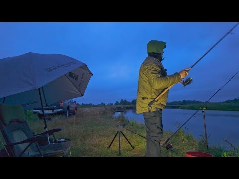 Видео: Нічна рибалка на річці Тетерів. Фідер на секретних місцях!