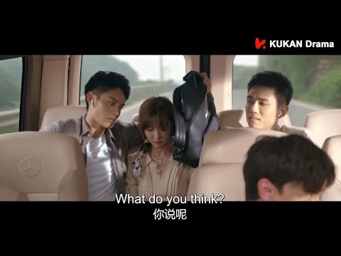 Видео: Красивый парень сидит рядом с понравившейся девушкой и продолжает ее дразнить. Он ревнив.