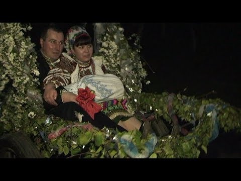 Видео: с Кудрінці наречені запрошують хреснтну матку на   весілля