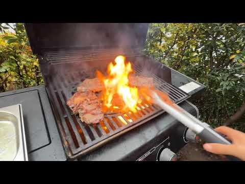 Видео: Нарезаем и жарим мясо