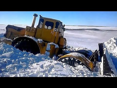 Видео: Кировцы К-700А, К-744 пробивают снег! Powerful Soviet tractors К-701 break through the snow