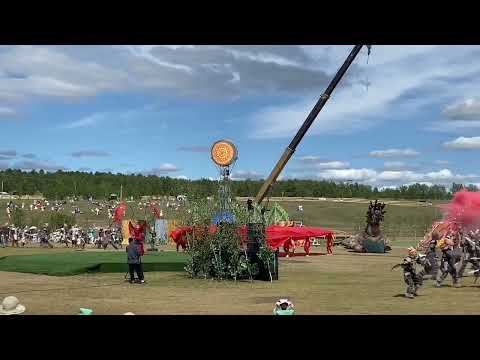 Видео: Зомби-великаны с лицами Кабуки на цирковом Ысыахе Олонхо-2024