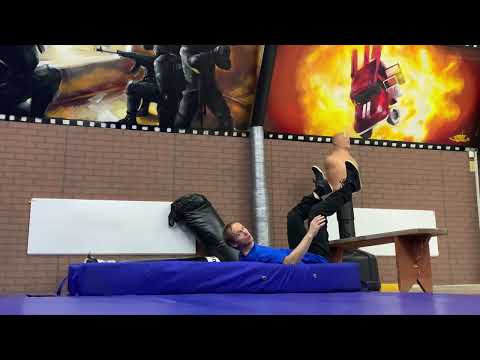 Видео: Падение на спину с подвижной опоры