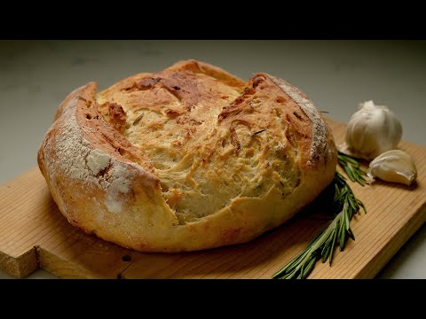 Видео: Деревенский хлеб с розмарином и чесноком: ремесленный хлеб, который может приготовить каждый