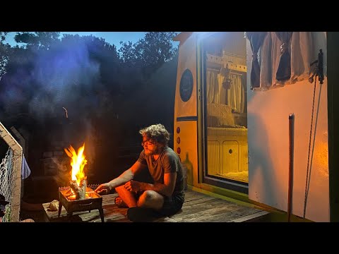 Видео: Один в Заброшенном Кемпинге на Берегу Моря с Караваном! | Спокойствие и Приключения | ASMR