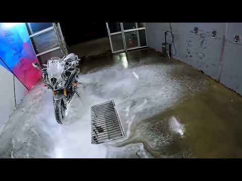 Видео: Как помыть мотоцикл на мойке самообслуживания