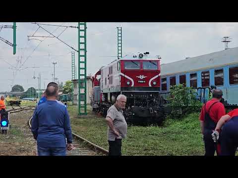 Видео: Транспортиране и разтоварване на теснолинеен локомотив 77009