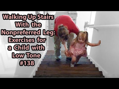 Видео: # 138 Подняться по лестнице на непривычной ноге: упражнения для ребенка с низким тонусом