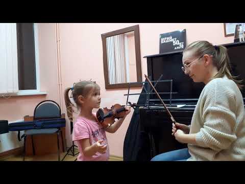 Видео: уроки по классу скрипки с малышами