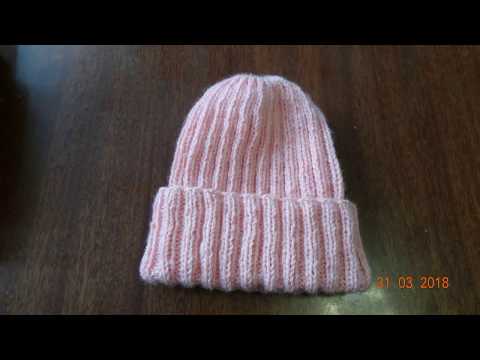 Видео: Вяжем шапку спицами резинкой 2/2