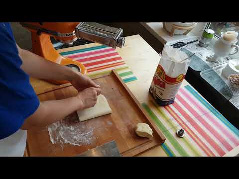 Видео: Раскатка теста KitchenAid (подготовка к лепке вареников)