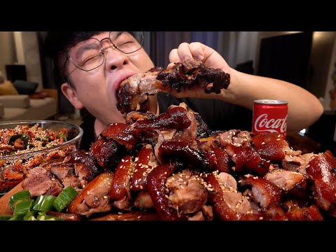 Видео: SUB_Я поел жареные свиные ножки Это очень вкусная еда. Счастливый Рождество