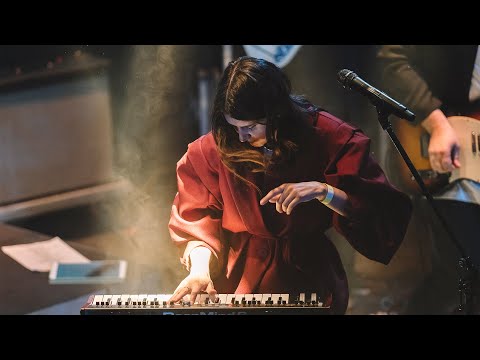 Видео: Краснознаменная дивизия имени моей бабушки - Последнее лето детства (live Урбан 2024)