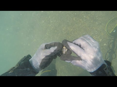 Видео: Подводный коп с Minelab Excalibur 2. Нашел на пляже браслет, крестик, серьгу и монеты!