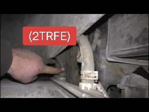 Видео: Снятие радиатора ож.  TOYOTA LAND CRUISER PRADO. (2TRFE) 2700CC 16-VALVE DOHC. 2010г