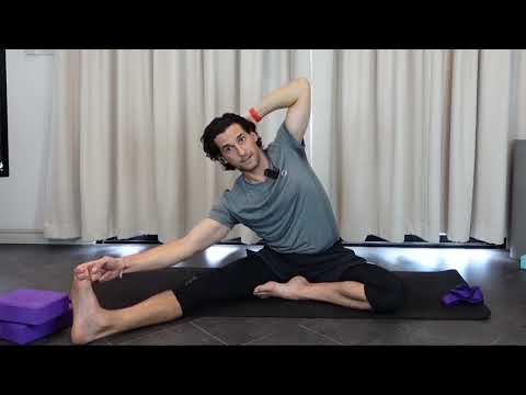 Видео: Лёгкая практика йоги дома. Комплекс упражнений для укрепления энрегтического центра | йога Хаб Клуб