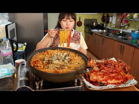 Видео: Джин Джамбон, приготовленный с большим количеством устриц🍜🦪И свежеприготовленным Кимчи😋Рамен Мукбанг