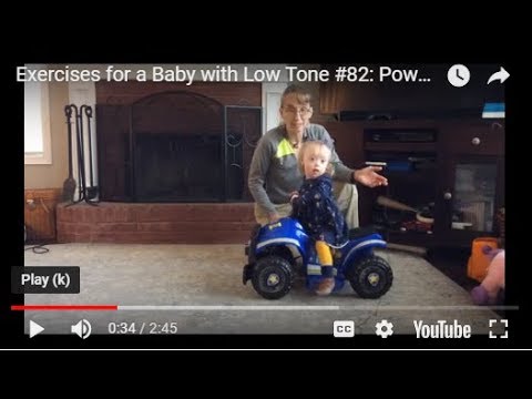 Видео: Упражнения для ребенка с низким тоном #82: Powered мобильность для детей