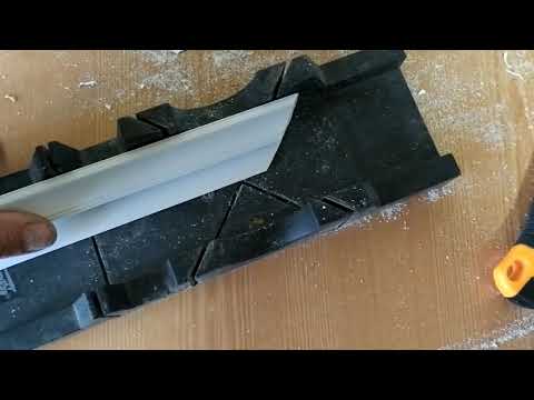 Видео: Как крепить потолочный плинтус