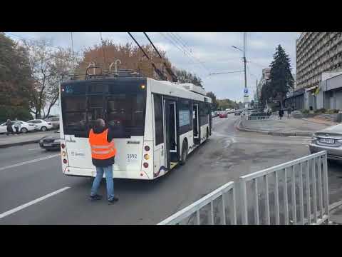Видео: У Дніпрі через ДТП тролейбуса з комунальниками утворився затор
