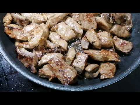 Видео: Нежная жареная печёнка с луком. Быстро и вкусно