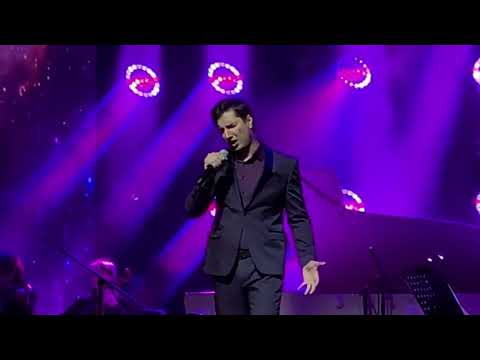 Видео: ДЛЯ ВАС, ЖЕНЩИНЫ! 💐 8 марта поет Селим Алахяров по доброй градскохолльской традиции 😉🎁