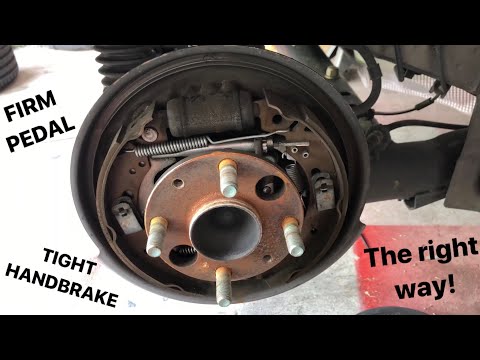 Видео: Mazda2 | Регулировка заднего тормоза