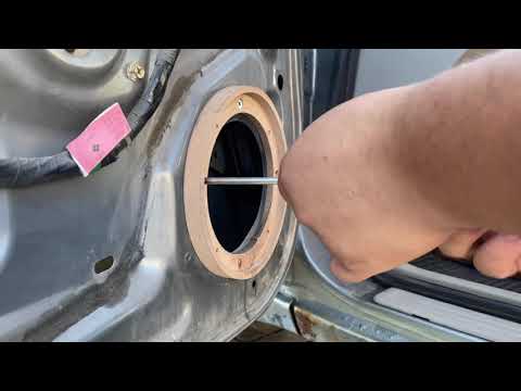 Видео: Замена штатных динамиков в Nissan Maxima A33 на DL Audio RAVEN 165