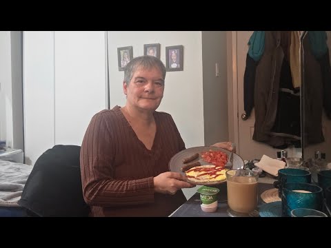 Видео: Утренняя беседа с яичницей-болтуньей, колбасой, йогуртом, помидорами и кофе