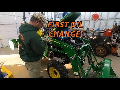 Видео: Первая замена масла John Deere 3025e