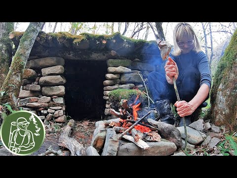 Видео: 🪓 Построила дом из камня в диком лесу