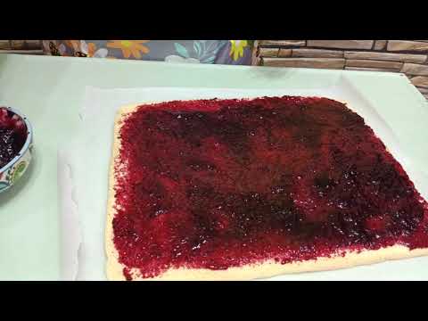 Видео: ВКУСНЕЙШИЙ РУЛЕТ С ПОВИДЛОМ НА СКОРУЮ РУКУ - КОГДА ГОСТИ НА ПОРОГЕ. #вкуснаявыпечка #бисквит #рецепт