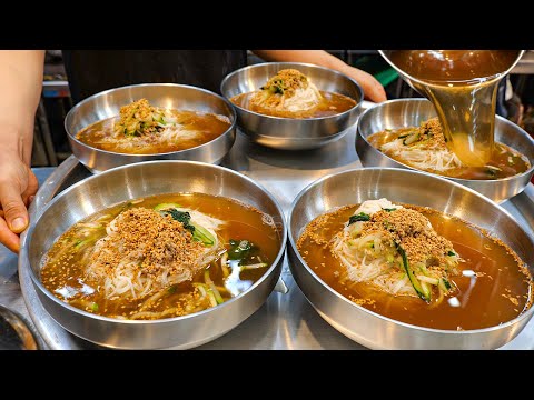 Видео: Вкусно и разнообразно! Корейская лапша с кимчи ручной работы - корейская уличная еда