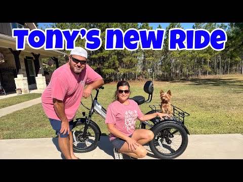 Видео: Он обожает кататься!