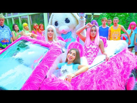 Видео: 🛍 МАЖОРЕТКИТЕ BUNNY И ДАЯНА изненадаха всички ученици с новата си бляскава кола 🎀