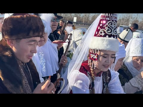 Видео: Атты жұбайды Астаналықтар  қалай қарсы алды десеңіз...