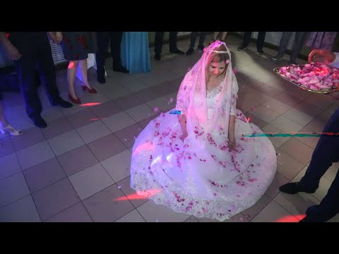 Видео: Снятие фаты у невесты и зажжение семейного очага, свадебные традиции