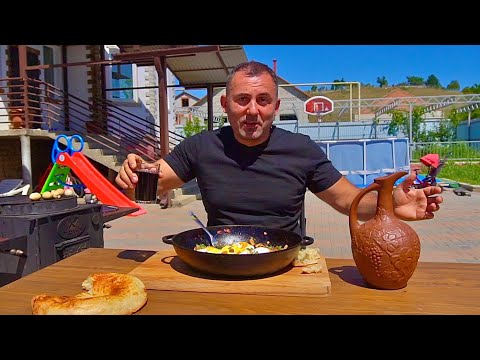 Видео: Вкуснейшая яичница-глазунья по-деревенски с овощами | ГЕОРГИЙ КАВКАЗ.