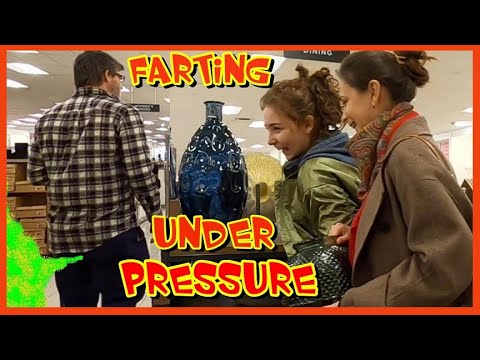 Видео: ПУКАЮ ПОД ДАВЛЕНИЕМ!!! 💩💨 (Забавный розыгрыш с пуком) 🤣