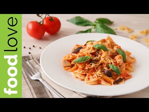 Видео: Ароматная паста с курицей и баклажанами в томатном соусе | Вкусный ужин | FoodLove