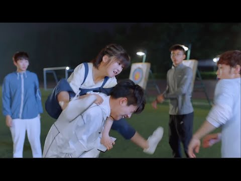 Видео: Девушка едет на нем и просит его идентификатор WeChat, а главный герой-мужчина смотрит на него без у