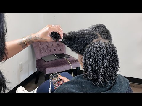 Видео: Превращаем сухие седые волосы в чёткие локоны! 👩🏽‍🦳 Ежедневный ритуал мытья головы моей мамы