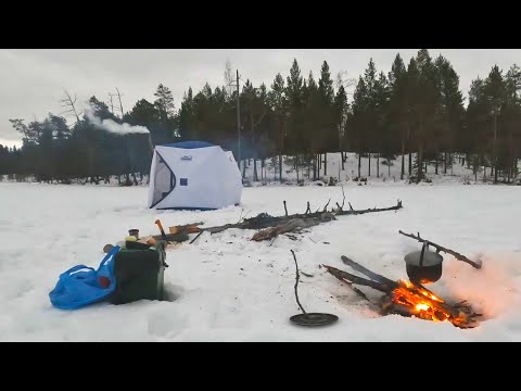 Видео: Первая весенняя рыбалка. Золотая окунёвая лунка. Уха на льду.