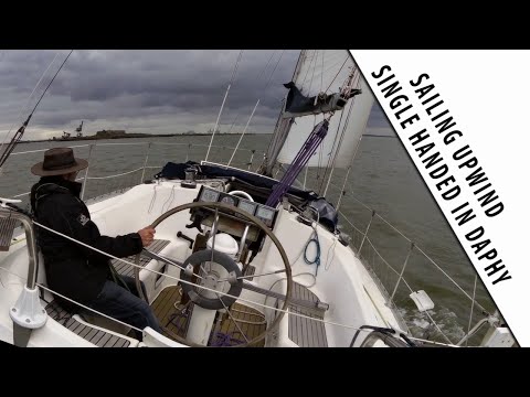 Видео: УПРАВЛЕНИЕ ПАРУСОМ В ОДИНОЧКУ. Поворот оверштаг с помощью большой генуи!